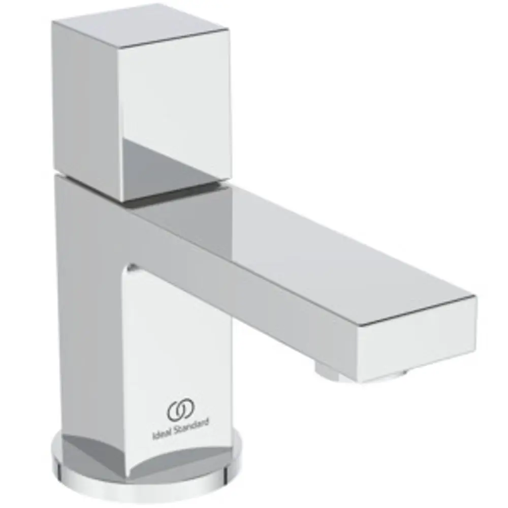 Chromfarbener Wasserhahn mit quadratischem Griff und rechteckigem Auslauf, ausgestattet mit dem Logo von Ideal Standard.